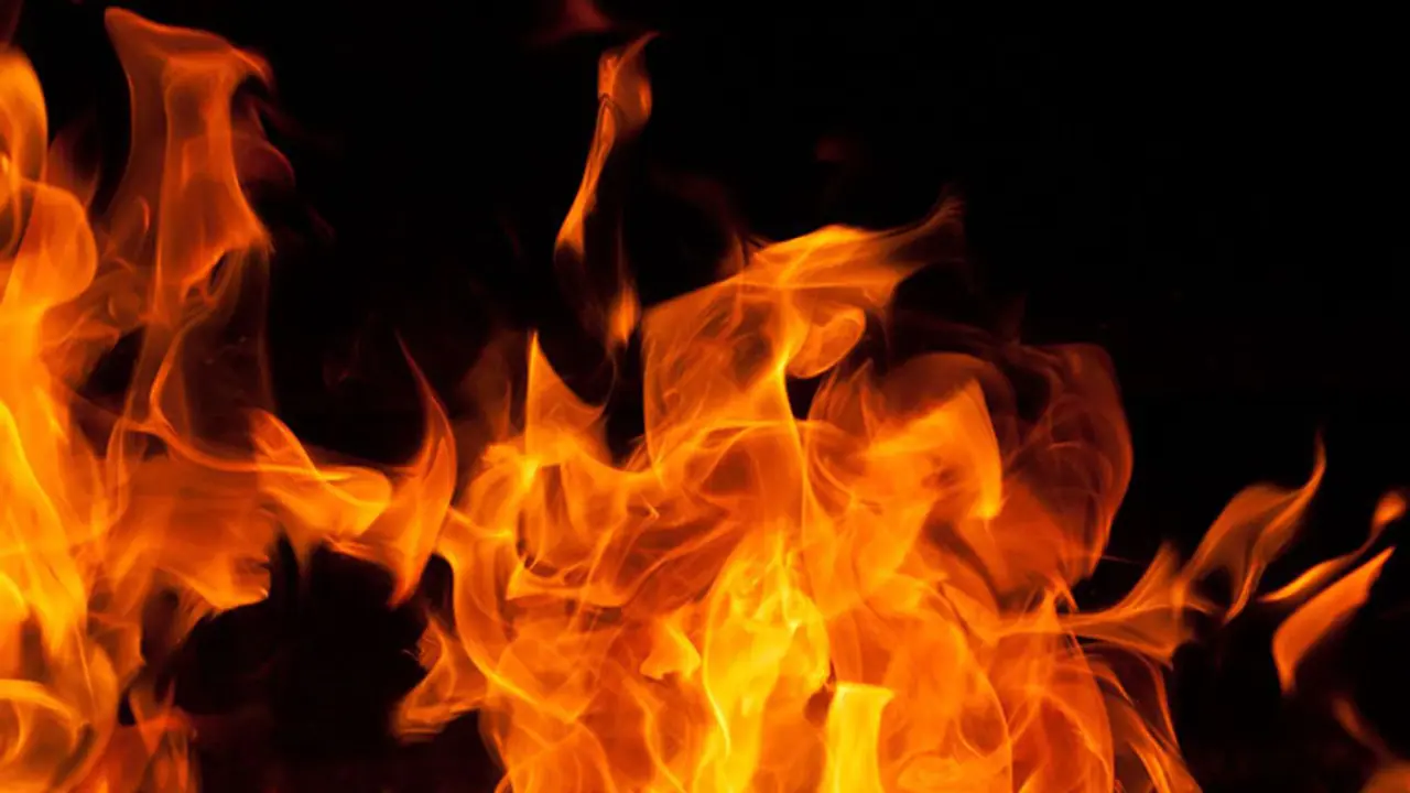 സിനിമാ സെറ്റിന് തീപ്പിടിച്ചു; സിനിമയാണെന്ന് കരുതി ഒരാളും ഇടപെട്ടില്ല