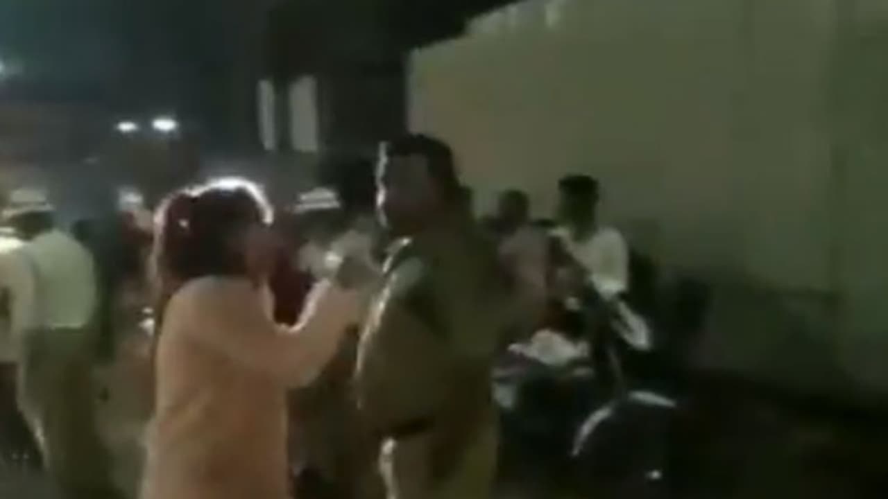 മദ്യ ലഹരയില് എത്തിയ യുവതി പൊലീസിനെ ആക്രമിച്ചു, ദൃശ്യങ്ങള് വൈറല് മദ്യ ലഹരയില് എത്തിയ യുവതി പൊലീസിനെ ആക്രമിച്ചു, ദൃശ്യങ്ങള് വൈറല്