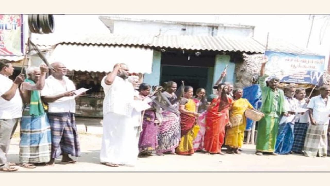 டெல்லியில் போராடும் தமிழக விவசாயிகளுக்கு 15 கிராம மக்கள் ஆதரவு; கருப்புக் கொடியேந்தி ஆர்ப்பாட்டம்… டெல்லியில் போராடும் தமிழக விவசாயிகளுக்கு 15 கிராம மக்கள் ஆதரவு; கருப்புக் கொடியேந்தி ஆர்ப்பாட்டம்…