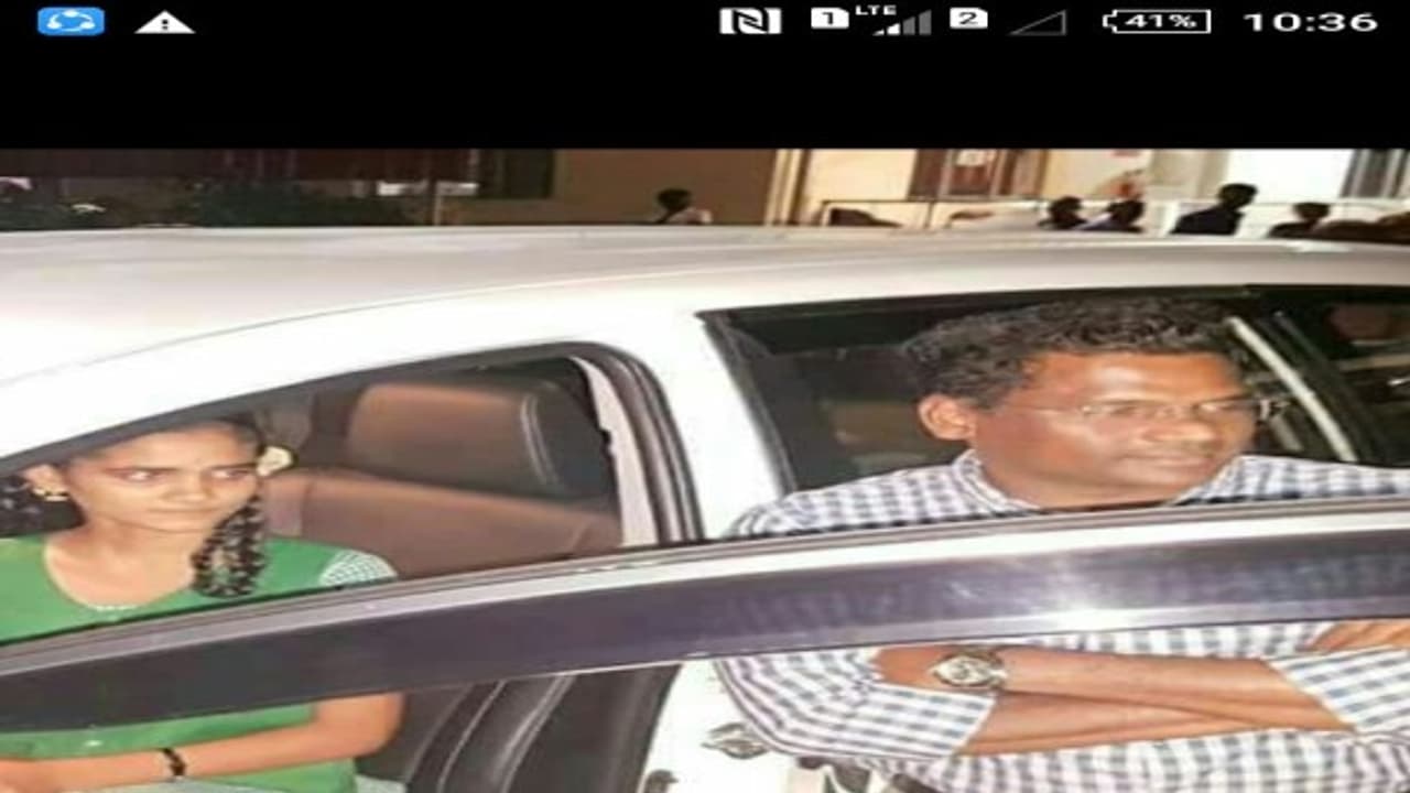 நீயும் கலெக்டராக வேண்டும்…. மாணவியை தனது கார் சீட்டில் அமர வைத்து வாழ்த்திய திருவண்ணாமலை மாவட்ட ஆட்சியர் !!! நீயும் கலெக்டராக வேண்டும்…. மாணவியை தனது கார் சீட்டில் அமர வைத்து வாழ்த்திய திருவண்ணாமலை மாவட்ட ஆட்சியர் !!!