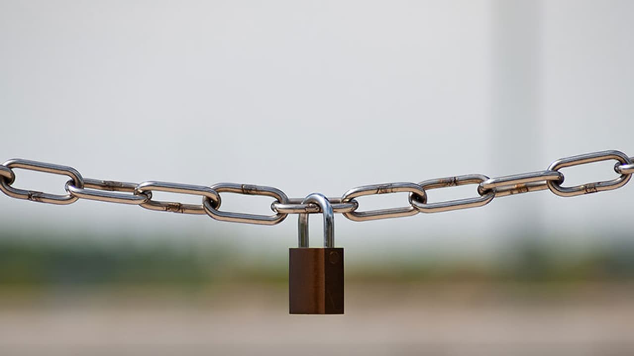 പ്രണയിച്ചതിന് യുവതിയെ 20 വര്ഷം ചങ്ങലക്കിട്ടു! പ്രണയിച്ചതിന് യുവതിയെ 20 വര്ഷം ചങ്ങലക്കിട്ടു!