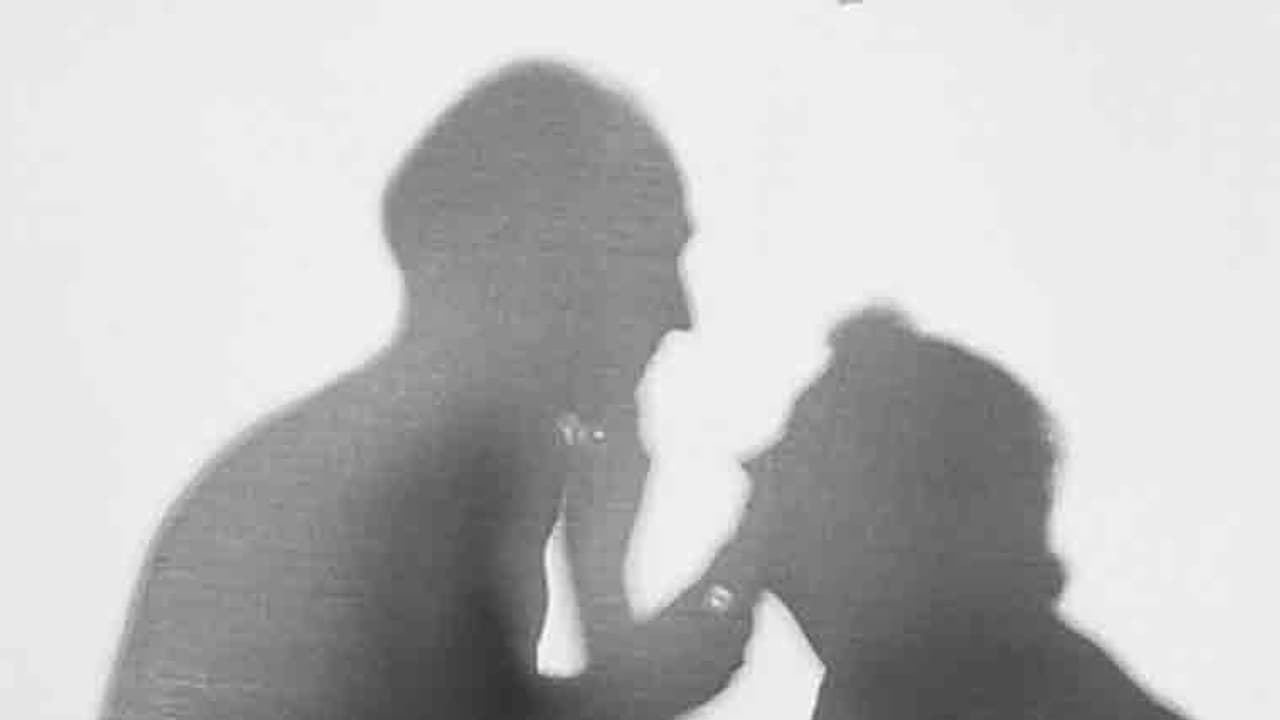 మరో మహిళతో కలిసి ఎస్సై...: భార్యను చూసి పరారీ, సస్పెన్షన్ మరో మహిళతో కలిసి ఎస్సై...: భార్యను చూసి పరారీ, సస్పెన్షన్