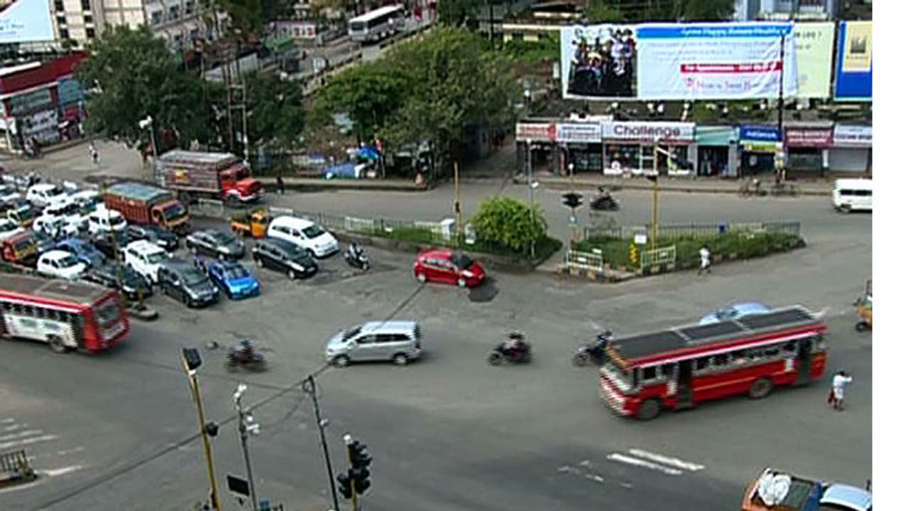 വൈറ്റില മേല്പ്പാലം നിര്മ്മാണത്തെ വിമര്ശിച്ച് ഹൈക്കോടതി വൈറ്റില മേല്പ്പാലം നിര്മ്മാണത്തെ വിമര്ശിച്ച് ഹൈക്കോടതി