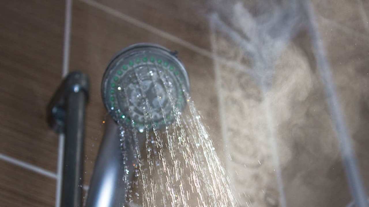 അച്ഛനും അമ്മയും കുളിമുറിയില്‍; 3 വയസ്സുകാരന്‍ 8 മാസം പ്രായമുള്ള സഹോദരിയെ വെടിവച്ചു