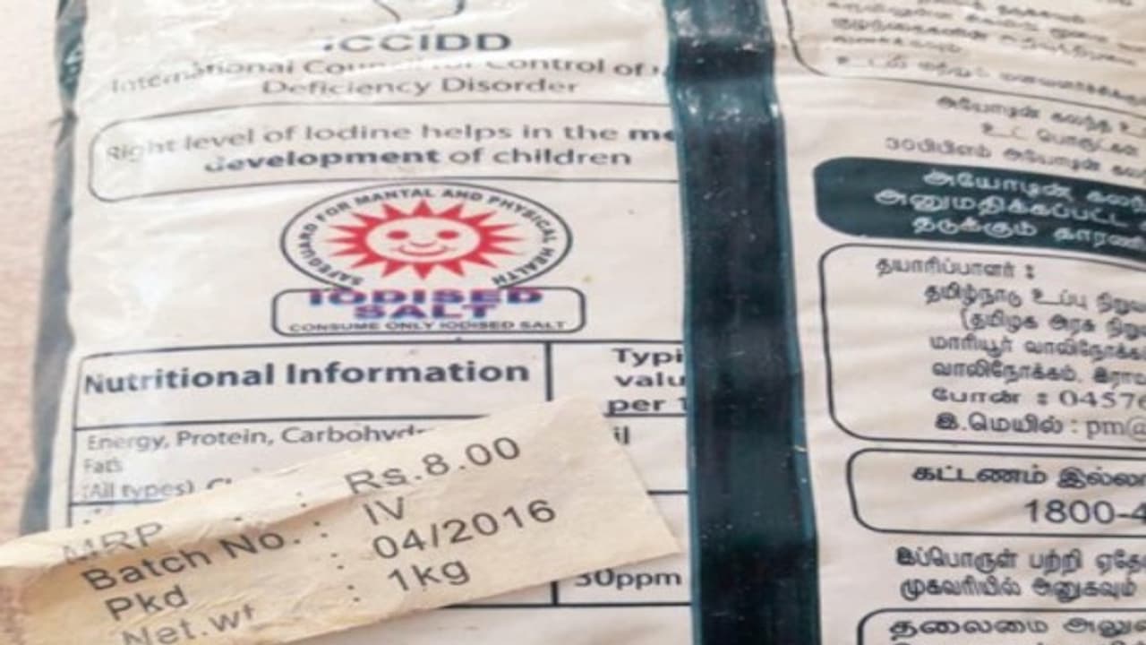 ரேசன் கடைகளில் கட்டாயப்படுத்தி விற்கப்படும் காலாவதியான உப்பு பாக்கெட்கள்; அதிர்ச்சியில் மக்கள்... ரேசன் கடைகளில் கட்டாயப்படுத்தி விற்கப்படும் காலாவதியான உப்பு பாக்கெட்கள்; அதிர்ச்சியில் மக்கள்...