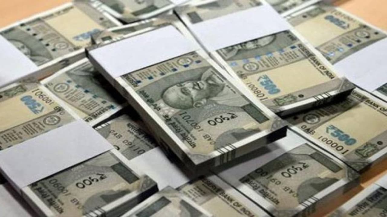 ವೈರಸ್ ಭೀತಿ: ರಸ್ತೆ ಮೇಲೆ 500 ರು. ನೋಟುಗಳು ಬಿದ್ರೂ ಕೇಳೋರಿಲ್ಲ! ವೈರಸ್ ಭೀತಿ: ರಸ್ತೆ ಮೇಲೆ 500 ರು. ನೋಟುಗಳು ಬಿದ್ರೂ ಕೇಳೋರಿಲ್ಲ!