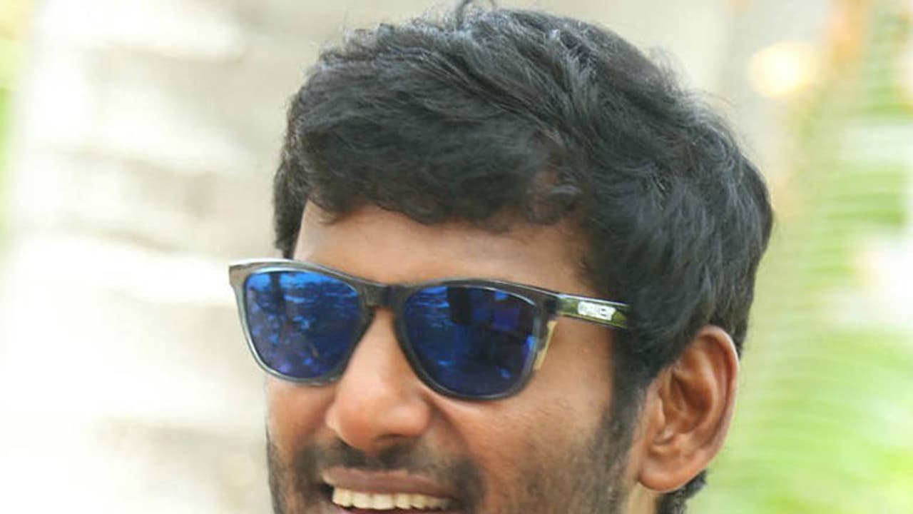 ఆర్కే నగర్ ఉపఎన్నికల బరిలో విశాల్ అట ఆర్కే నగర్ ఉపఎన్నికల బరిలో విశాల్ అట