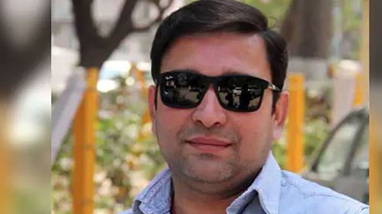 ദില്ലിയില് മാധ്യമപ്രവർത്തകനെ അജ്ഞാതര് വീട്ടില് കയറി വെടിവച്ചു ദില്ലിയില് മാധ്യമപ്രവർത്തകനെ അജ്ഞാതര് വീട്ടില് കയറി വെടിവച്ചു