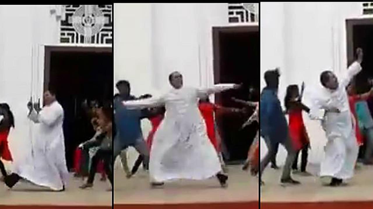 ವೈರಲ್: ಪಾದ್ರಿಯ ಡ್ಯಾನ್ಸ್ ನೋಡಿದ್ರೆ ನೀವೂ ಆಶ್ಚರ್ಯಪಡ್ತಿರಿ ವೈರಲ್: ಪಾದ್ರಿಯ ಡ್ಯಾನ್ಸ್ ನೋಡಿದ್ರೆ ನೀವೂ ಆಶ್ಚರ್ಯಪಡ್ತಿರಿ