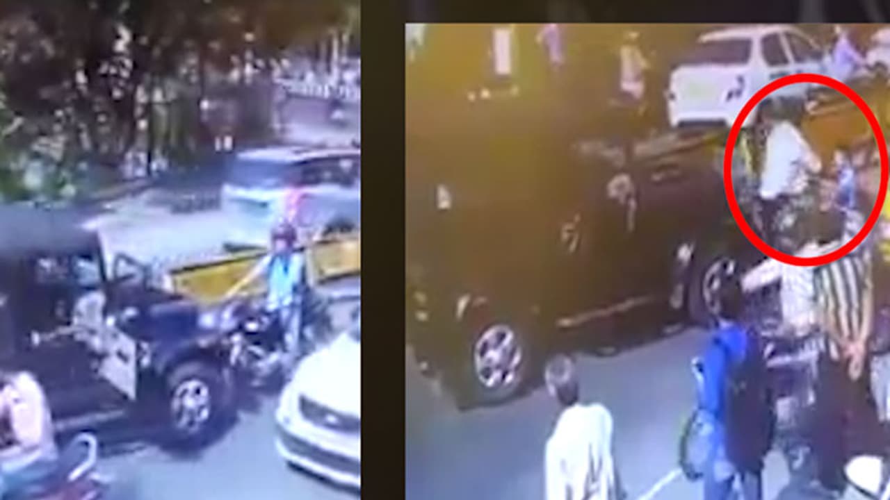 നിയമം ലംഘിച്ച ജീപ്പിന് മുന്നിൽ ബൈക്കില് നെഞ്ചു വിരിച്ച് യുവാവ്;വീഡിയോ വൈറല് നിയമം ലംഘിച്ച ജീപ്പിന് മുന്നിൽ ബൈക്കില് നെഞ്ചു വിരിച്ച് യുവാവ്;വീഡിയോ വൈറല്