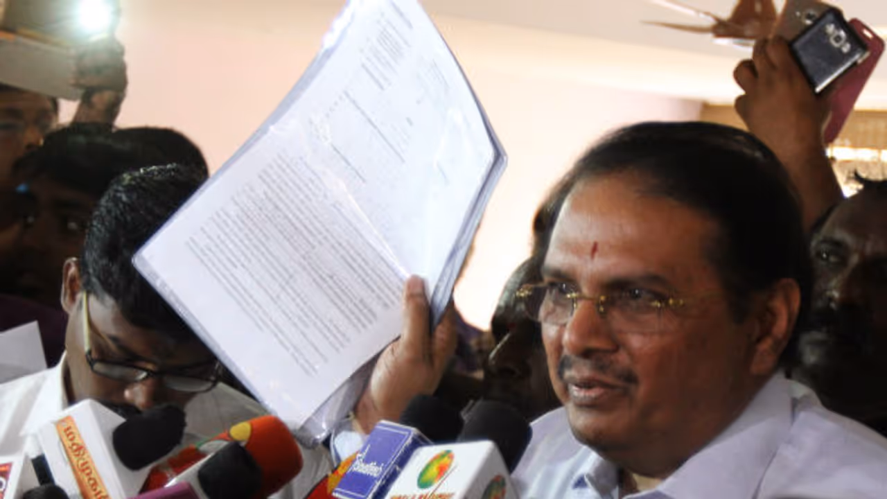 தலைதெறிக்க ஓடிய அதிமுக அமைச்சர்கள்... சசிகலாவுக்கு வேண்டியவரால் நேர்ந்த சங்கடம்..! தலைதெறிக்க ஓடிய அதிமுக அமைச்சர்கள்... சசிகலாவுக்கு வேண்டியவரால் நேர்ந்த சங்கடம்..!