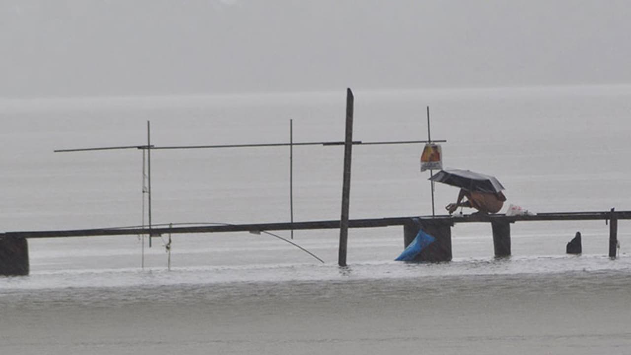 Rain lashes Kerala: Navy on high alert, launches Operation Madad Rain lashes Kerala: Navy on high alert, launches Operation Madad