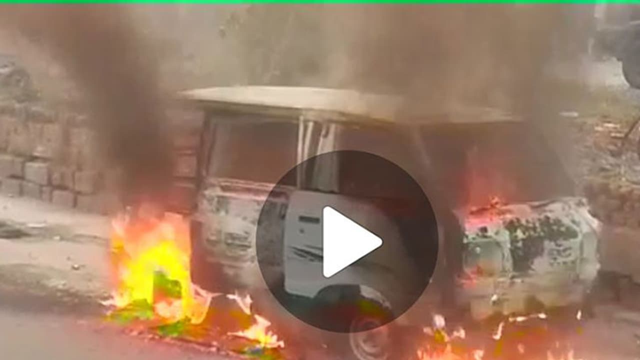 దిల్ షుఖ్ నగర్ నడిరోడ్డుపై కారు దగ్ధం (వీడియో) దిల్ షుఖ్ నగర్ నడిరోడ్డుపై కారు దగ్ధం (వీడియో)