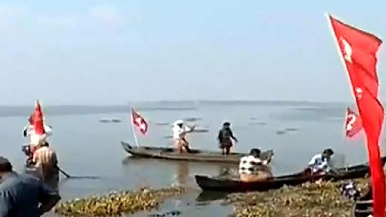 വേമ്പനാട് കായല് ശുചീകരിച്ച് സി.പി.ഐ പ്രവര്ത്തകര് വേമ്പനാട് കായല് ശുചീകരിച്ച് സി.പി.ഐ പ്രവര്ത്തകര്