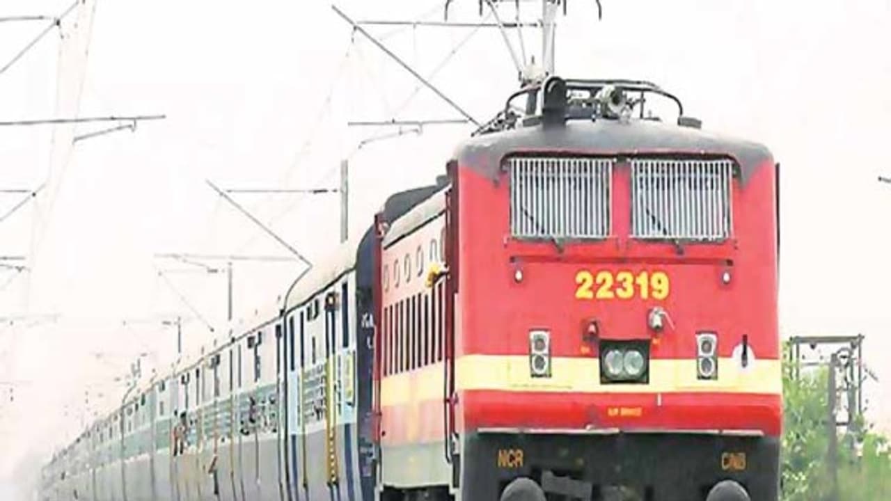 ರೈಲ್ವೆ ಟಿಕೆಟ್ ದರ ಕೇವಲ 5 ರು. : ಭರ್ಜರಿ ಆಫರ್ ರೈಲ್ವೆ ಟಿಕೆಟ್ ದರ ಕೇವಲ 5 ರು. : ಭರ್ಜರಿ ಆಫರ್