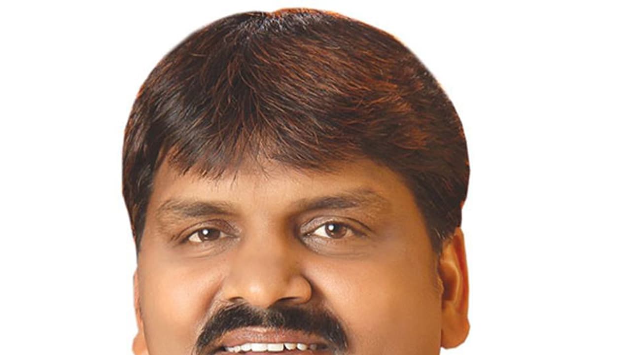 ట్విట్టర్ ఎఫెక్ట్.. మేయర్ బొంతు కి జరిమానా ట్విట్టర్ ఎఫెక్ట్.. మేయర్ బొంతు కి జరిమానా