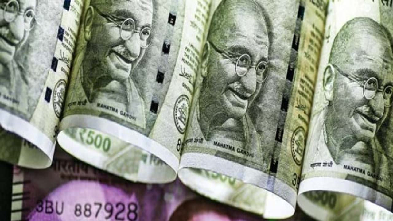 ஒன்றரை வருடத்தில் முந்நூறு கோடி விழுங்கிய ஆர்.கே.நகர்: தலை சுற்ற வைக்கும் தேர்தல் தகிடுதத்த செலவுகள். ஒன்றரை வருடத்தில் முந்நூறு கோடி விழுங்கிய ஆர்.கே.நகர்: தலை சுற்ற வைக்கும் தேர்தல் தகிடுதத்த செலவுகள்.