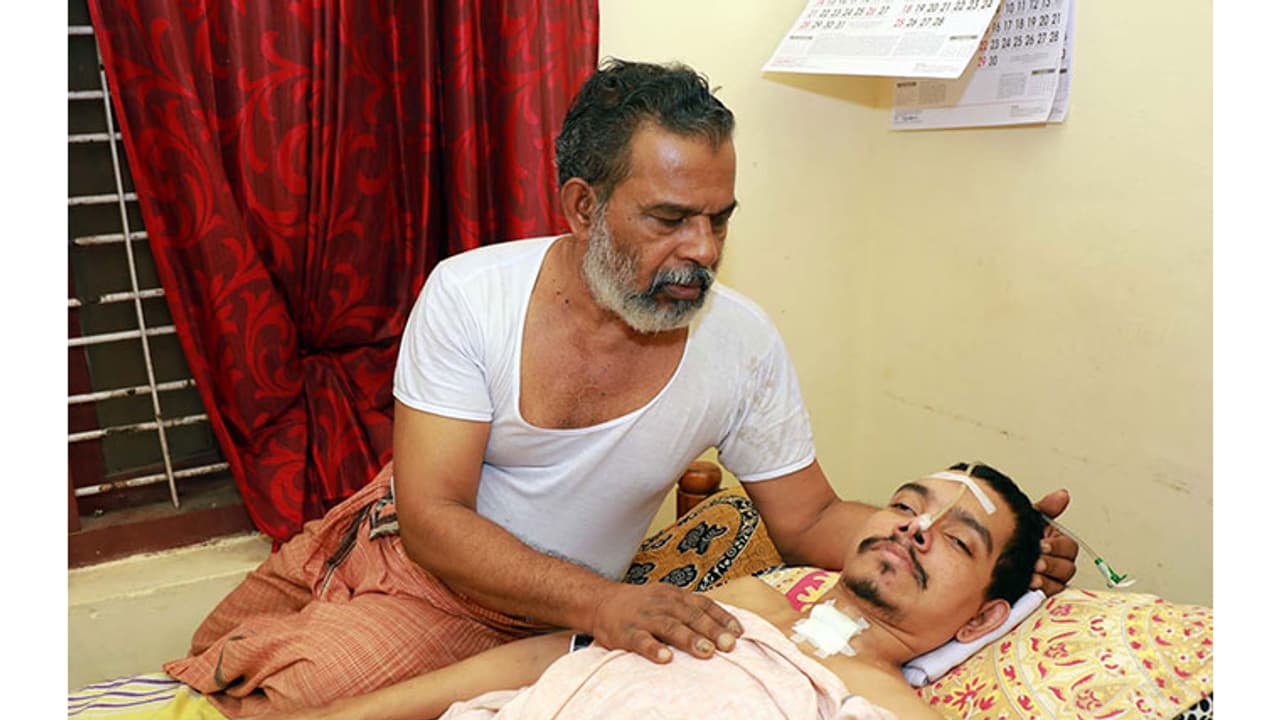 എഴുവര്ഷം മുമ്പ് നടന്ന ബൈക്ക് അപകടം; കട്ടിലില് നിന്ന് എണീക്കാന് പോലും കഴിയാതെ യുവാവ് എഴുവര്ഷം മുമ്പ് നടന്ന ബൈക്ക് അപകടം; കട്ടിലില് നിന്ന് എണീക്കാന് പോലും കഴിയാതെ യുവാവ്