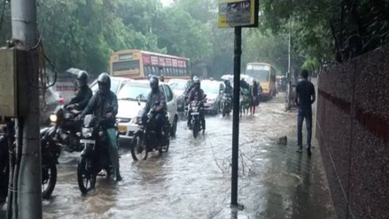 24 மணிநேரத்தில் இடியுடன் கூடி மழை வானிலை மைய இயக்குனர் தகவல்! 24 மணிநேரத்தில் இடியுடன் கூடி மழை வானிலை மைய இயக்குனர் தகவல்!