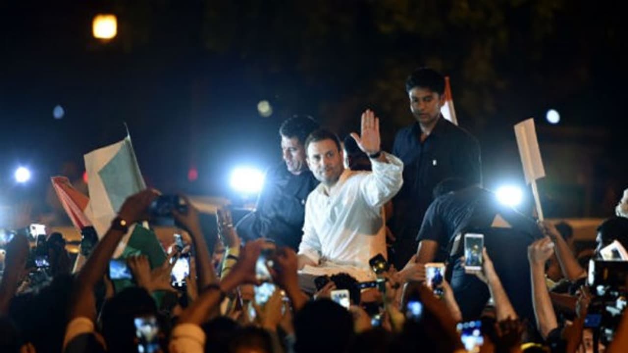 நள்ளிரவில் டெல்லியை நடுங்க வைத்த ராகுல் காந்தி….மெழுகுவர்த்தி ஏந்தி போராட்டம்…. நள்ளிரவில் டெல்லியை நடுங்க வைத்த ராகுல் காந்தி….மெழுகுவர்த்தி ஏந்தி போராட்டம்….