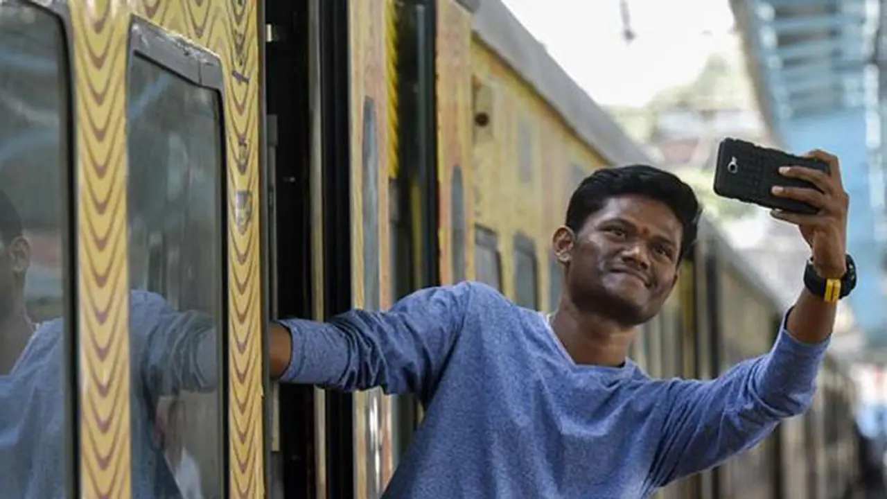  தண்டவாளங்களில் நின்று செல்ஃபி எடுத்தால் அபராதம்.. தொங்கினால் 3 மாதம் சிறை.. ரயில்வே துறை எச்சரிக்கை.!