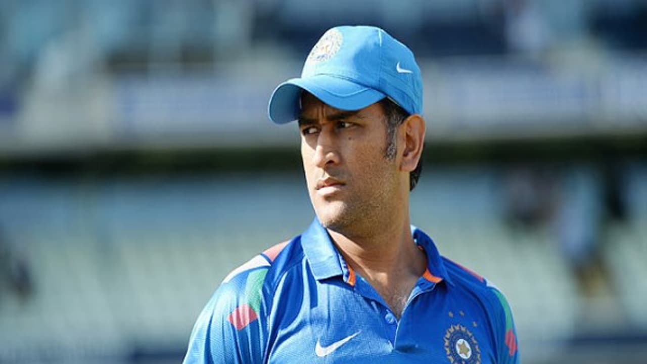 கோலி, ரோஹித்தை விடுங்க.. புவனேஷ்வர் குமார், பும்ராவை விட தரம் குறைக்கப்பட்ட தோனி!! ரசிகர்கள் கொந்தளிப்பு கோலி, ரோஹித்தை விடுங்க.. புவனேஷ்வர் குமார், பும்ராவை விட தரம் குறைக்கப்பட்ட தோனி!! ரசிகர்கள் கொந்தளிப்பு