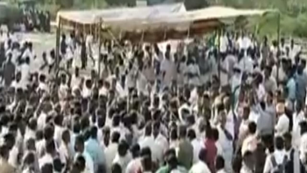 ಈರುಳ್ಳಿ ಬೆಲೆ ದಿಢೀರ್ ಕುಸಿತ: ರಾಣಿಬೆನ್ನೂರಲ್ಲಿ ರೈತರ ಪ್ರತಿಭಟನೆ ಈರುಳ್ಳಿ ಬೆಲೆ ದಿಢೀರ್ ಕುಸಿತ: ರಾಣಿಬೆನ್ನೂರಲ್ಲಿ ರೈತರ ಪ್ರತಿಭಟನೆ