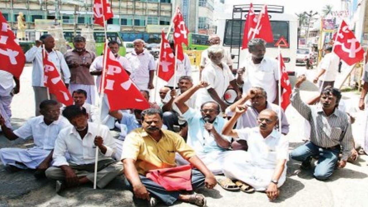 நீட் தேர்வை ரத்து செய்யக் கோரி இந்திய கம்யூனிஸ்டு கட்சியினர் சாலை மறியல்; 29 பேர் கைது… நீட் தேர்வை ரத்து செய்யக் கோரி இந்திய கம்யூனிஸ்டு கட்சியினர் சாலை மறியல்; 29 பேர் கைது…