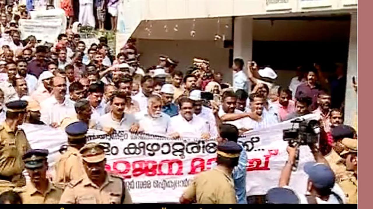 കീഴാറ്റൂരിൽ സിപിഎം കത്തിച്ച സമരപന്തൽ വയൽക്കിളികള് പുനഃസ്ഥാപിച്ചു കീഴാറ്റൂരിൽ സിപിഎം കത്തിച്ച സമരപന്തൽ വയൽക്കിളികള് പുനഃസ്ഥാപിച്ചു