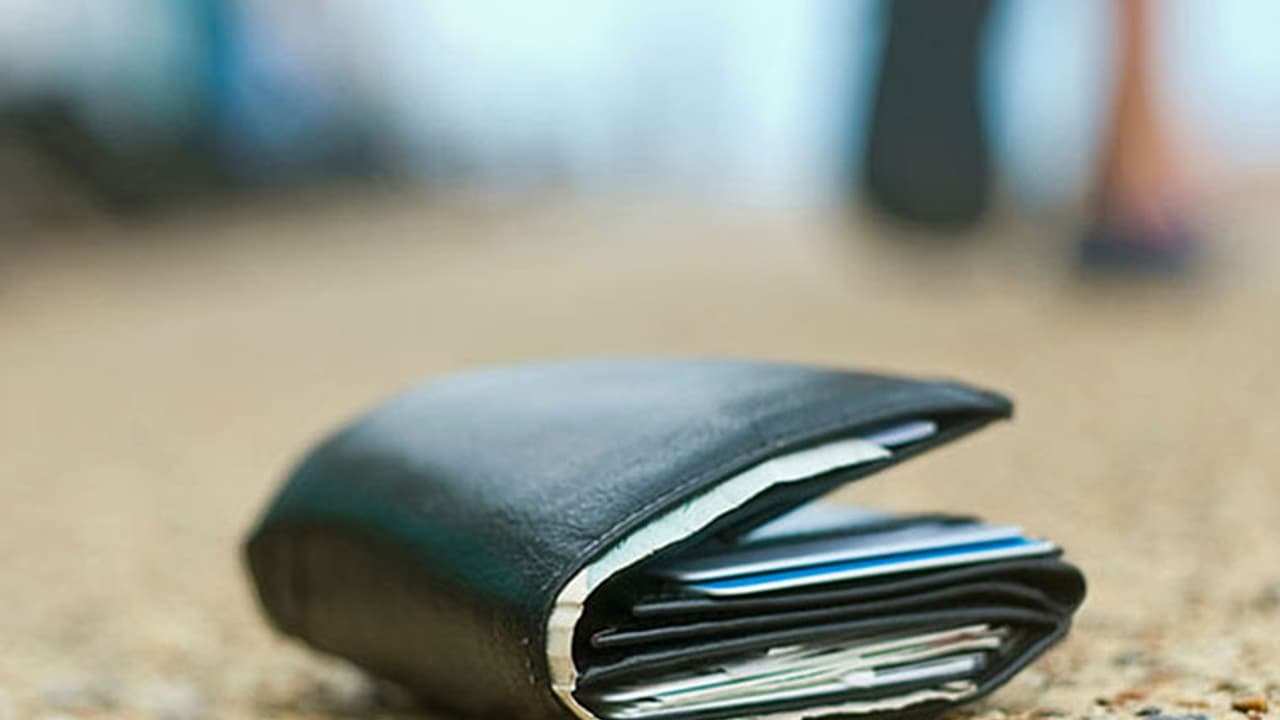 മെട്രോ യാത്രയ്ക്കിടെ കാണാതായ പഴ്സ്, ഉടമയെ തേടിയെത്തി ഒപ്പമൊരു സന്ദേശവും മെട്രോ യാത്രയ്ക്കിടെ കാണാതായ പഴ്സ്, ഉടമയെ തേടിയെത്തി ഒപ്പമൊരു സന്ദേശവും