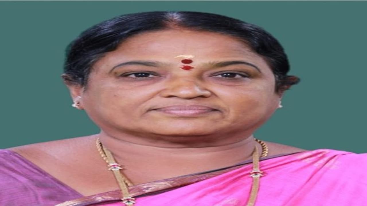 “5 வது விக்கெட்டை வீழ்த்தினார் ஓ.பி.எஸ்!!!” வனரோஜா எம்.பி. ஐக்கியம்... “5 வது விக்கெட்டை வீழ்த்தினார் ஓ.பி.எஸ்!!!” வனரோஜா எம்.பி. ஐக்கியம்...