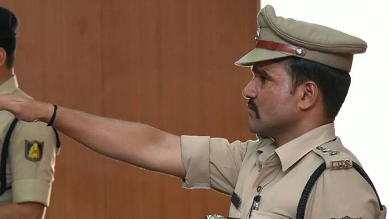 ಮೈಸೂರು ಜಿಲ್ಲಾಡಳಿತಕ್ಕೆ ಸರ್ಜರಿ; ಐಎಎಸ್, ಐಪಿಎಸ್ ಅಧಿಕಾರಿಗಳ ವರ್ಗಾವಣೆ; ಬೆಂಗಳೂರು ಡಿಸಿಪಿಯಾಗಿ ರವಿ ಚನ್ನಣ್ಣನವರ್ ಮೈಸೂರು ಜಿಲ್ಲಾಡಳಿತಕ್ಕೆ ಸರ್ಜರಿ; ಐಎಎಸ್, ಐಪಿಎಸ್ ಅಧಿಕಾರಿಗಳ ವರ್ಗಾವಣೆ; ಬೆಂಗಳೂರು ಡಿಸಿಪಿಯಾಗಿ ರವಿ ಚನ್ನಣ್ಣನವರ್