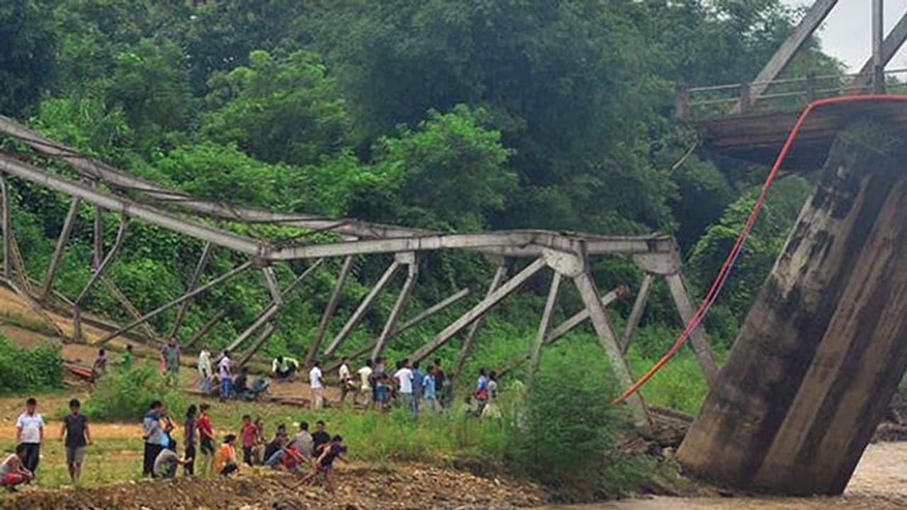 కుప్పకూలిన వంతెన, రాకపోకలు బంద్ కుప్పకూలిన వంతెన, రాకపోకలు బంద్