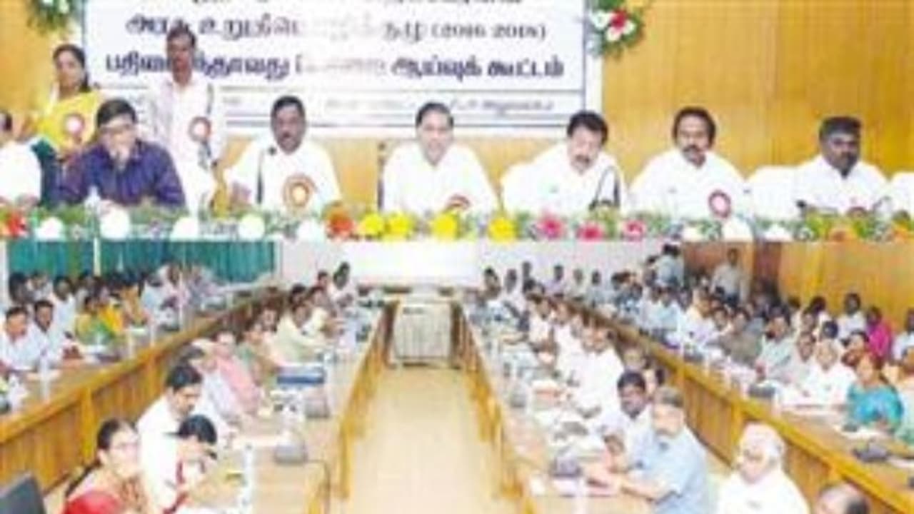 கரூரில் சட்டமன்ற உறுதிமொழிக்குழு ஆய்வுக்கூட்டம்; 37 உறுதிமொழிகள் மீது ஆட்சியர் தலைமையில் ஆய்வு... கரூரில் சட்டமன்ற உறுதிமொழிக்குழு ஆய்வுக்கூட்டம்; 37 உறுதிமொழிகள் மீது ஆட்சியர் தலைமையில் ஆய்வு...