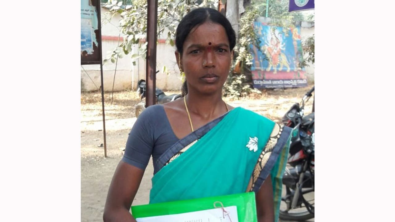 ఈ మహిళా సర్పంచ్ కుటుంబాన్ని గ్రామ పెద్దలు ఏం చేశారంటే ఈ మహిళా సర్పంచ్ కుటుంబాన్ని గ్రామ పెద్దలు ఏం చేశారంటే