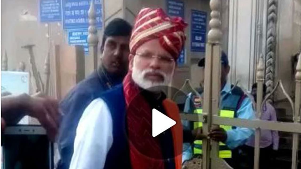 చార్మినార్ వద్ద మోదీ హల్ చల్ (వీడియో) చార్మినార్ వద్ద మోదీ హల్ చల్ (వీడియో)