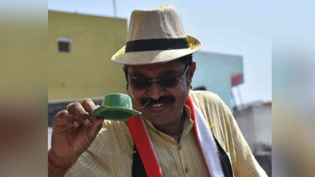 எதற்கும் கலங்காத தினகரன்:ஆர்.கே.நகரில் அனைவருக்கும் தொப்பி வழங்க ஏற்பாடு! எதற்கும் கலங்காத தினகரன்:ஆர்.கே.நகரில் அனைவருக்கும் தொப்பி வழங்க ஏற்பாடு!