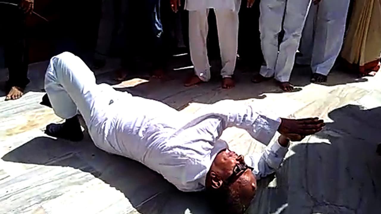 ಕಾವೇರಿಗಾಗಿ ಪೂಜಾರಿ ಉರುಳು ಸೇವೆ ಕಾವೇರಿಗಾಗಿ ಪೂಜಾರಿ ಉರುಳು ಸೇವೆ