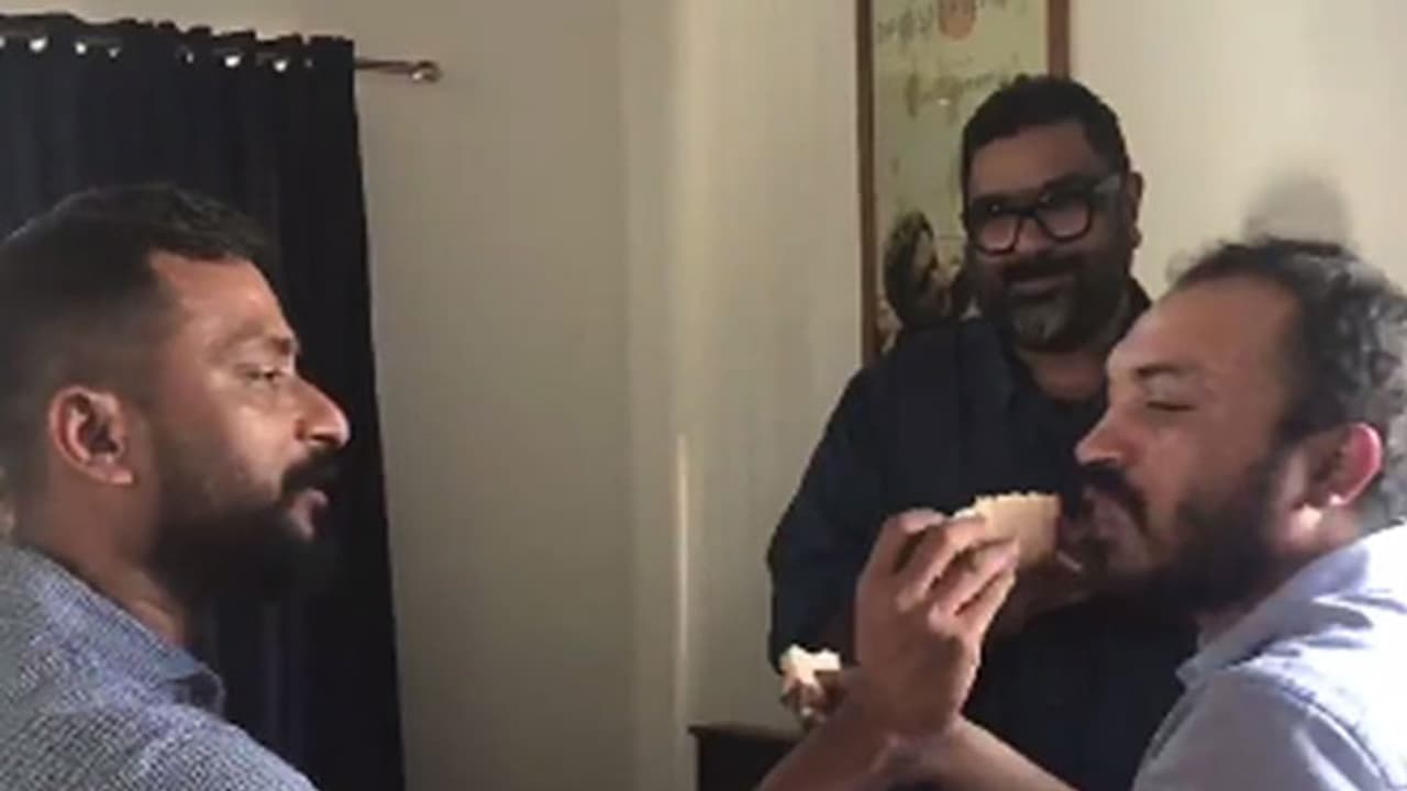 സൗബിന് പറക്കുകയാണ്; കേക്ക് മുറിച്ച് സിനിമയുടെ വിജയാഘോഷം വീഡിയോ സൗബിന് പറക്കുകയാണ്; കേക്ക് മുറിച്ച് സിനിമയുടെ വിജയാഘോഷം വീഡിയോ