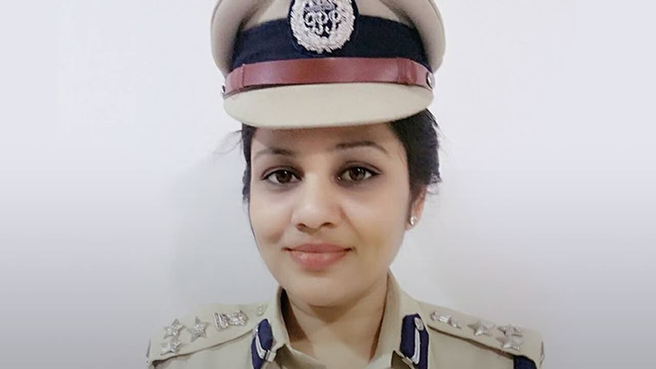 DIG Roopa thanks Kiran Bedi DIG Roopa thanks Kiran Bedi