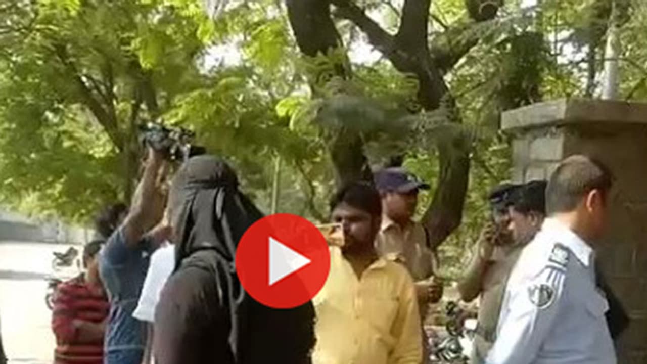 హైదరాబాద్ లవర్స్ కు పోలీసుల షాక్ (వీడియో) హైదరాబాద్ లవర్స్ కు పోలీసుల షాక్ (వీడియో)