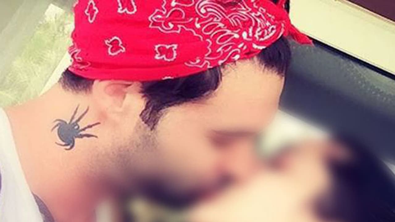 పబ్లిక్ గా లిప్ లాక్ ఇచ్చిన హాట్ హీరోయిన్ పబ్లిక్ గా లిప్ లాక్ ఇచ్చిన హాట్ హీరోయిన్