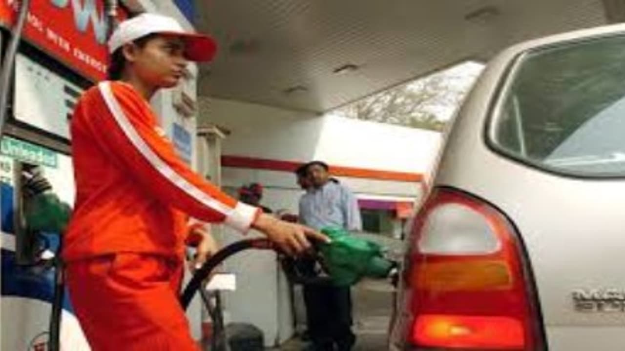 ಶುಭ ಗುರುವಾರ: ಸಿಕ್ಕಾಪಟ್ಟೆ ಇಳಿದಿದೆ ಪೆಟ್ರೋಲ್ ದರ!