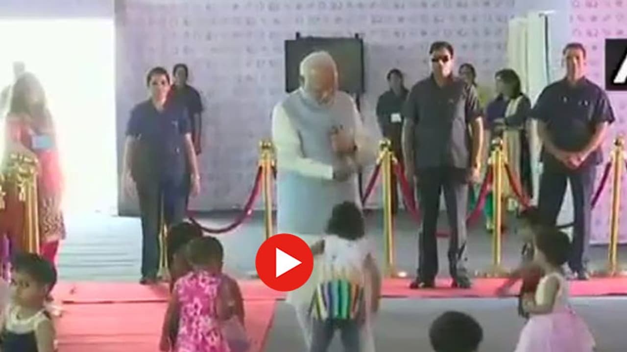 చిన్నారులతో సరదాగా ఆడుకున్న ప్రధాని మోదీ (వీడియో) చిన్నారులతో సరదాగా ఆడుకున్న ప్రధాని మోదీ (వీడియో)