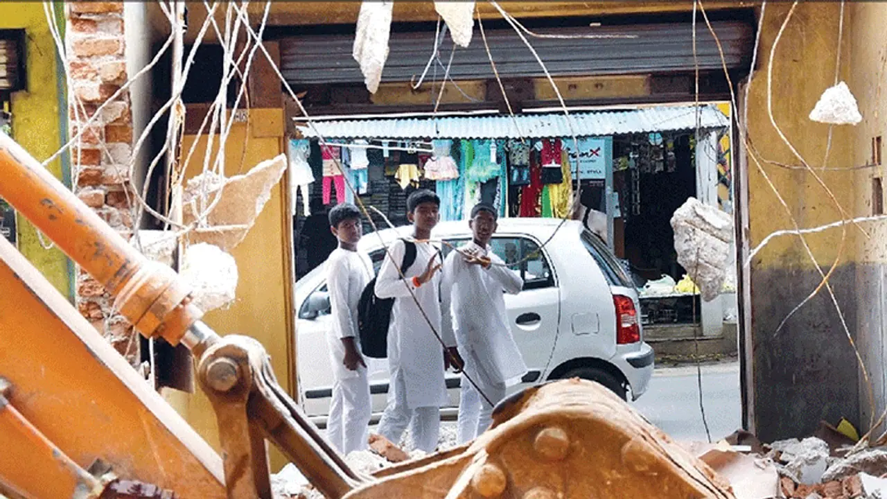 ಗಜೇಂದ್ರಗಡದಲ್ಲಿ ಅನಧಿಕೃತ ಅಂಗಡಿಗಳ ತೆರವು ಗಜೇಂದ್ರಗಡದಲ್ಲಿ ಅನಧಿಕೃತ ಅಂಗಡಿಗಳ ತೆರವು