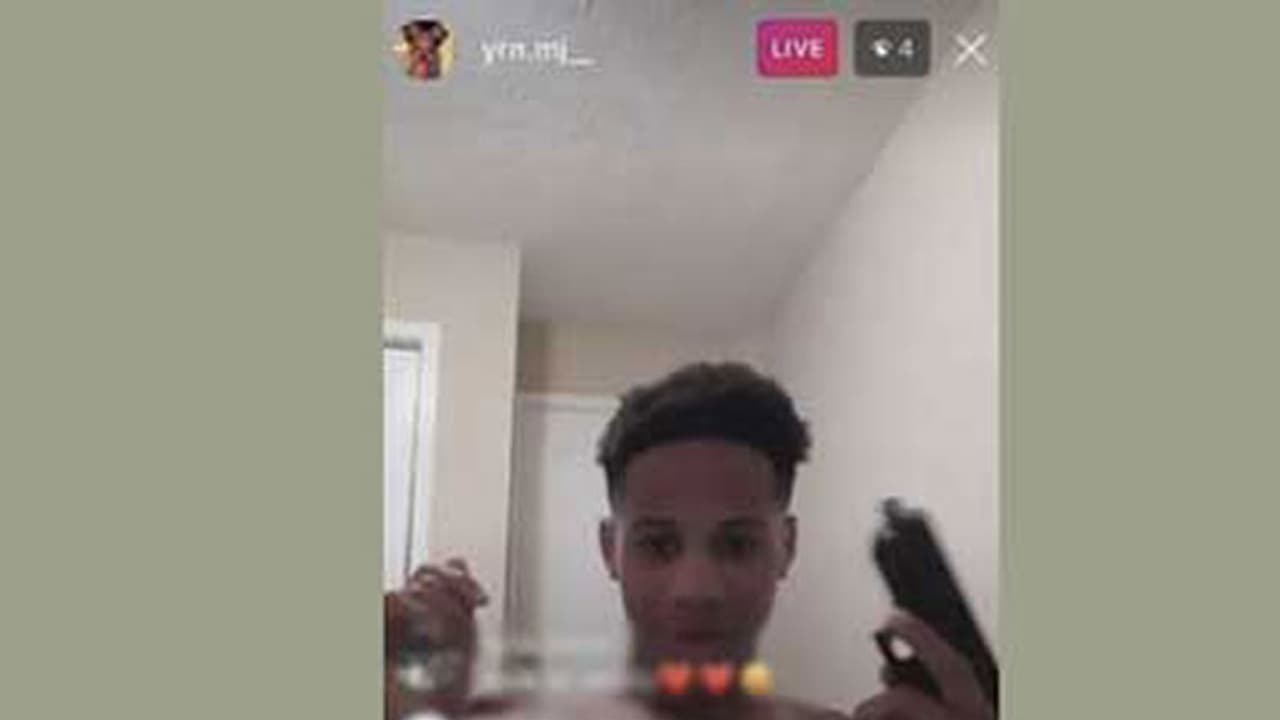 തോക്കുമായി ലൈവ് വീഡിയോ: അബദ്ധത്തിൽ വെടിയേറ്റു യുവാവ് മരിച്ചു തോക്കുമായി ലൈവ് വീഡിയോ: അബദ്ധത്തിൽ വെടിയേറ്റു യുവാവ് മരിച്ചു