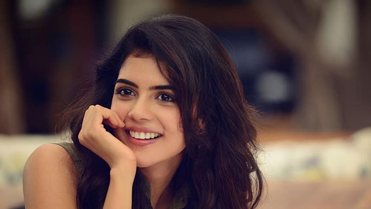 మా డైరెక్టర్ '2.0' చూడనివ్వలేదు.. హీరోయిన్ కామెంట్స్! మా డైరెక్టర్ '2.0' చూడనివ్వలేదు.. హీరోయిన్ కామెంట్స్!