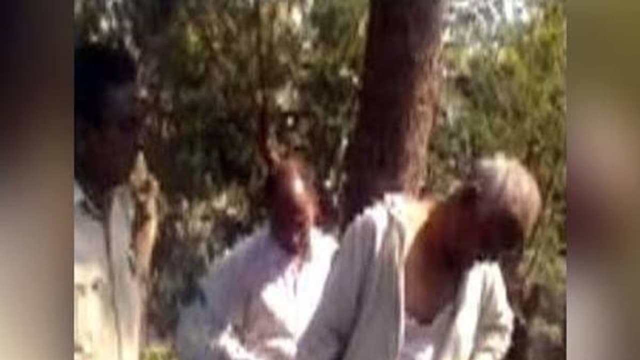 குடிசைகள இடிச்ச மாநகராட்சி: கோபத்தில் பாஜக., கவுன்சிலரை கட்டி வைத்து நார்நாராக்கிய மக்கள்! குடிசைகள இடிச்ச மாநகராட்சி: கோபத்தில் பாஜக., கவுன்சிலரை கட்டி வைத்து நார்நாராக்கிய மக்கள்!