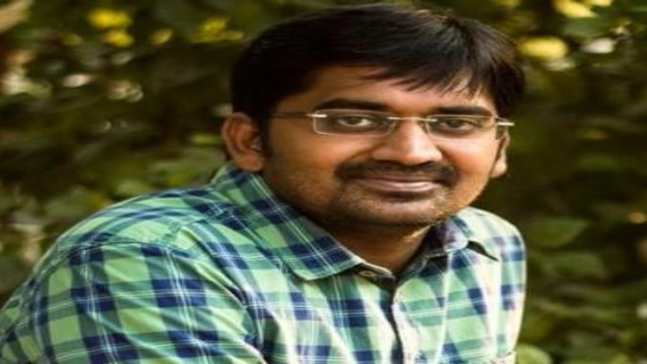 பத்தி எரியும் சூழலில்.... ஓபிஎஸ் சசிகலாவை வைத்து காமெடி செய்த கருணாகரன்...!!! பத்தி எரியும் சூழலில்.... ஓபிஎஸ் சசிகலாவை வைத்து காமெடி செய்த கருணாகரன்...!!!