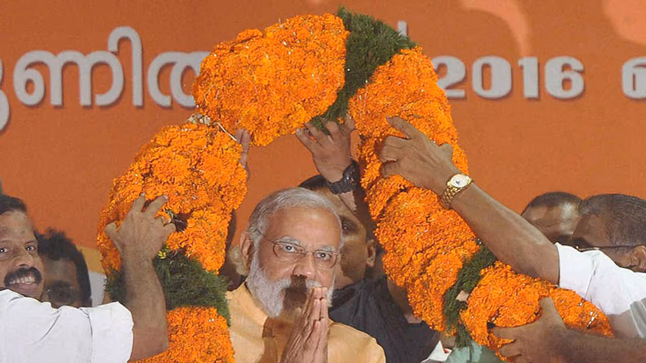 Modi dodges 'Somalia', attacks both fronts in final campaign stop Modi dodges 'Somalia', attacks both fronts in final campaign stop